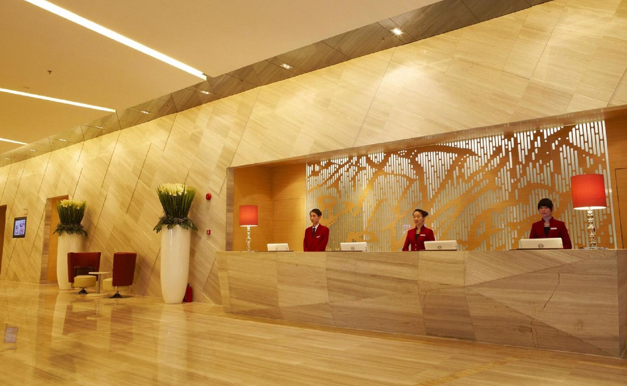 Отель Shenzhen Ramada Plaza, North Railway Station Экстерьер фото