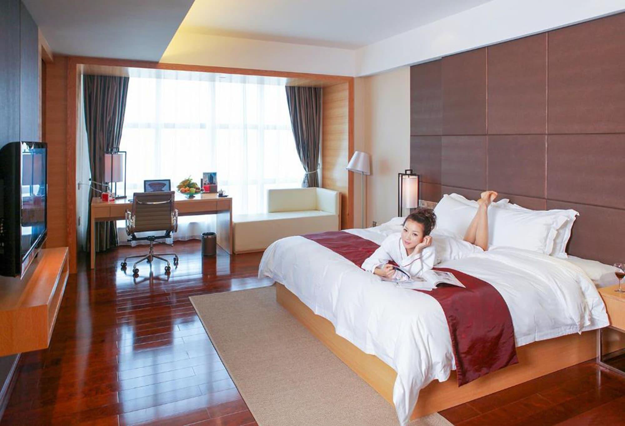Отель Shenzhen Ramada Plaza, North Railway Station Экстерьер фото