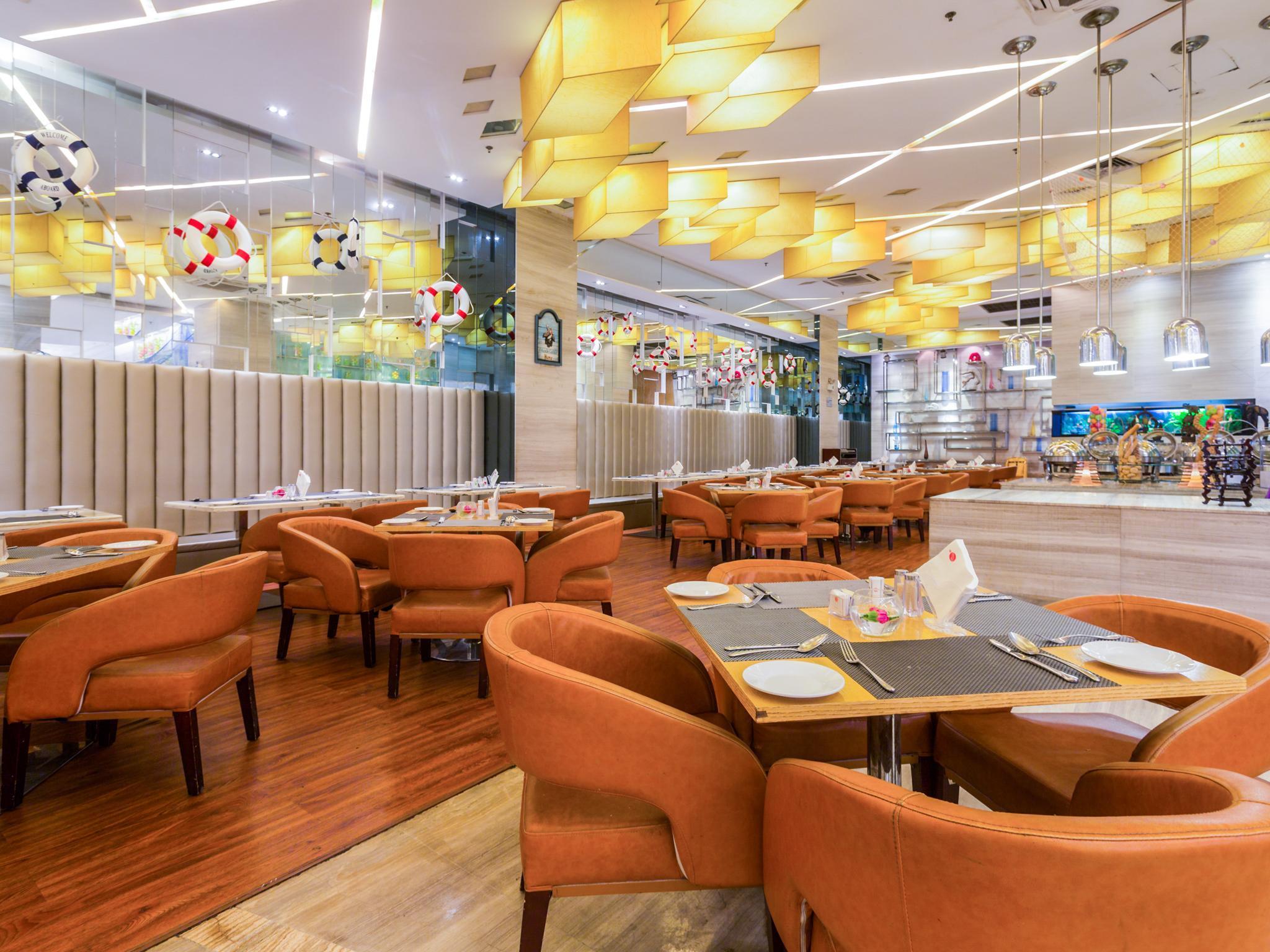 Отель Shenzhen Ramada Plaza, North Railway Station Экстерьер фото