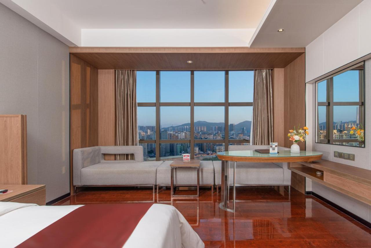 Отель Shenzhen Ramada Plaza, North Railway Station Экстерьер фото