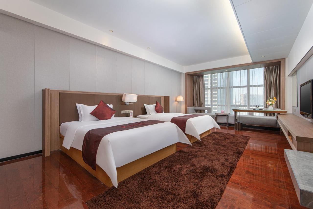 Отель Shenzhen Ramada Plaza, North Railway Station Экстерьер фото