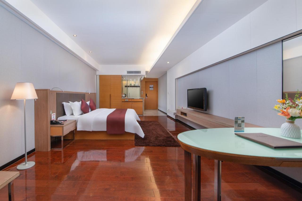 Отель Shenzhen Ramada Plaza, North Railway Station Экстерьер фото