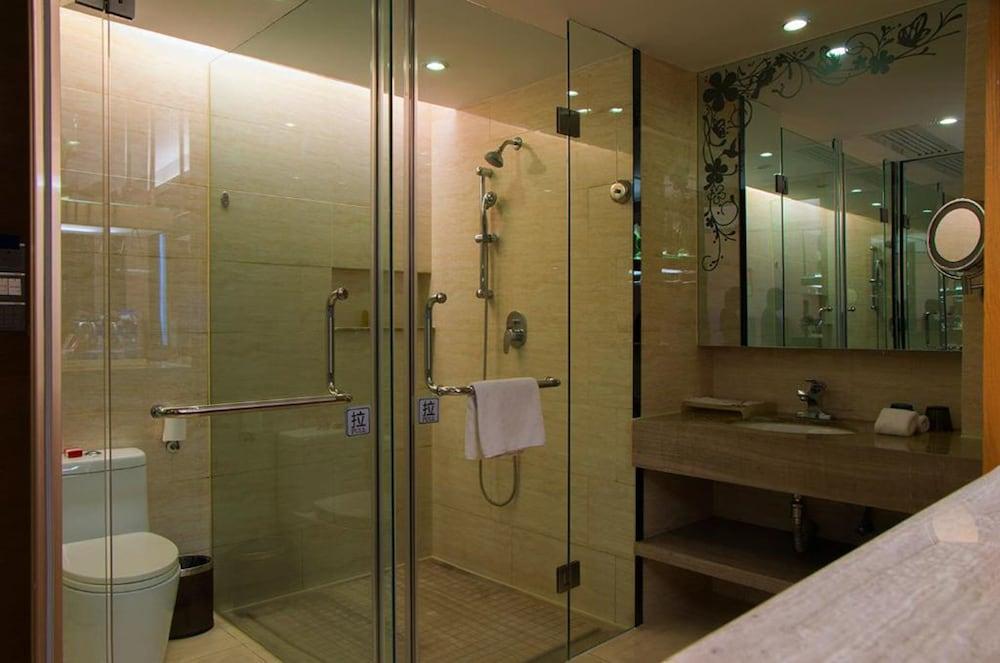 Отель Shenzhen Ramada Plaza, North Railway Station Экстерьер фото