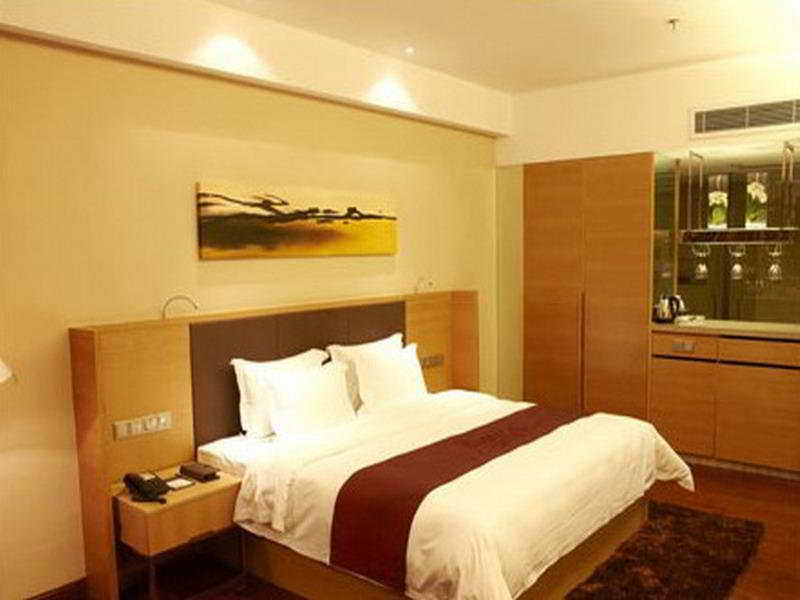 Отель Shenzhen Ramada Plaza, North Railway Station Экстерьер фото
